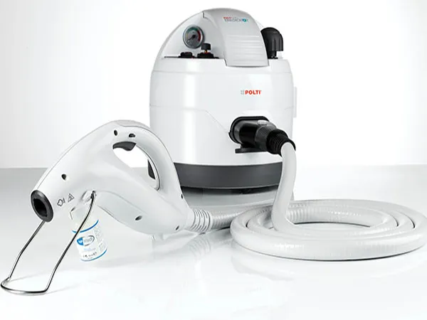 Utilisation d'un nettoyeur vapeur sèche professionnel sur un arbre à chat pour tuer les acariens et bactéries sans produits chimiques.