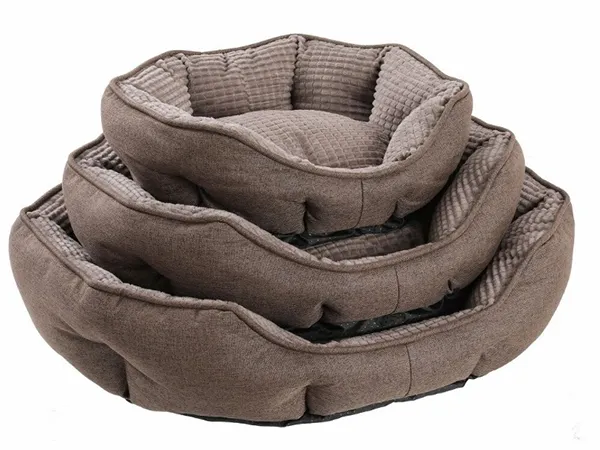 Coussin pour chat déhoussable dont on retire la housse pour la mettre en machine à laver, montrant l'élimination des odeurs et du sébum incrusté.